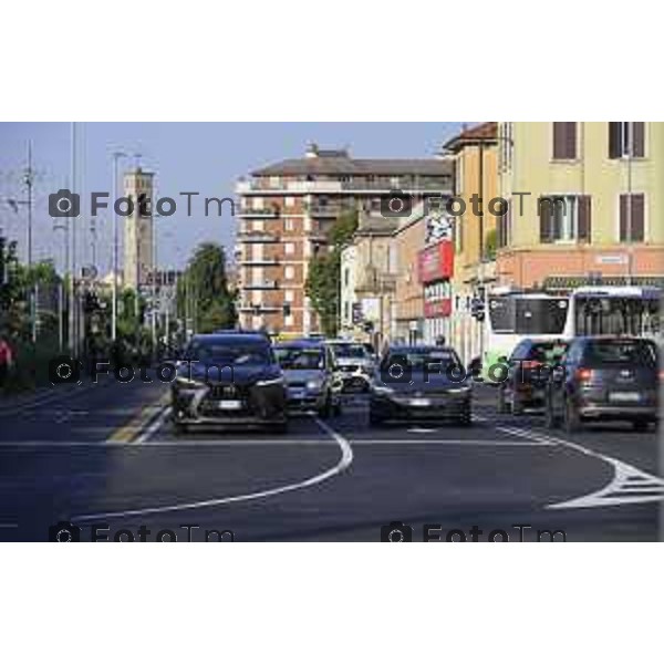 Bergamo 14 Settembre primo giorno di scuola con eBRT Incrocio Via San Giorgio Via Simoncini e ponte ferrovia per via Autostrada controllato dalla polizia locale 14 settembre 2026 cronaca Bergamo Italia Foto Tiziano Manzoni Lapresse