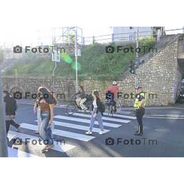Bergamo 14 Settembre primo giorno di scuola con eBRT Incrocio Via San Giorgio Via Simoncini e ponte ferrovia per via Autostrada controllato dalla polizia locale 14 settembre 2026 cronaca Bergamo Italia Foto Tiziano Manzoni Lapresse