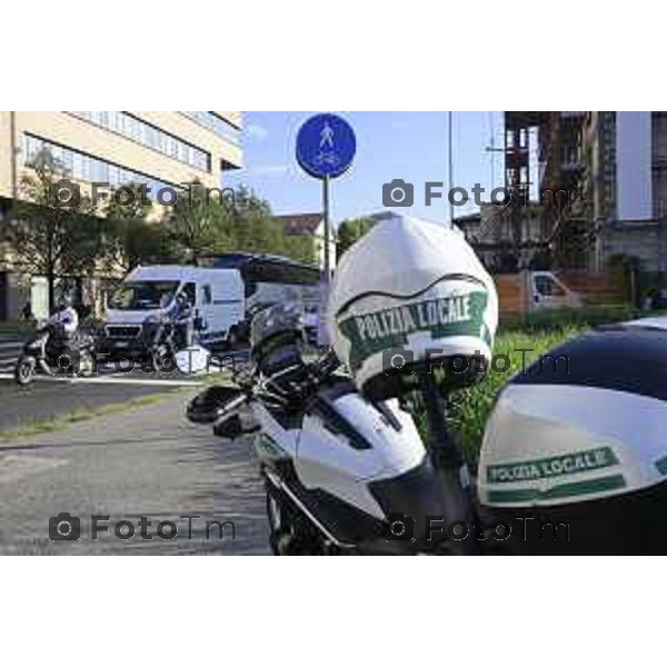 Bergamo 14 Settembre primo giorno di scuola con eBRT Incrocio Via San Giorgio Via Simoncini e ponte ferrovia per via Autostrada controllato dalla polizia locale 14 settembre 2026 cronaca Bergamo Italia Foto Tiziano Manzoni Lapresse