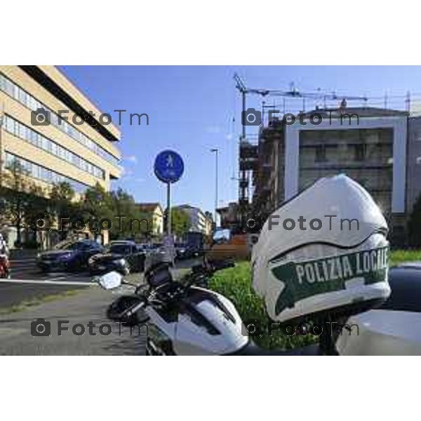 Bergamo 14 Settembre primo giorno di scuola con eBRT Incrocio Via San Giorgio Via Simoncini e ponte ferrovia per via Autostrada controllato dalla polizia locale 14 settembre 2026 cronaca Bergamo Italia Foto Tiziano Manzoni Lapresse