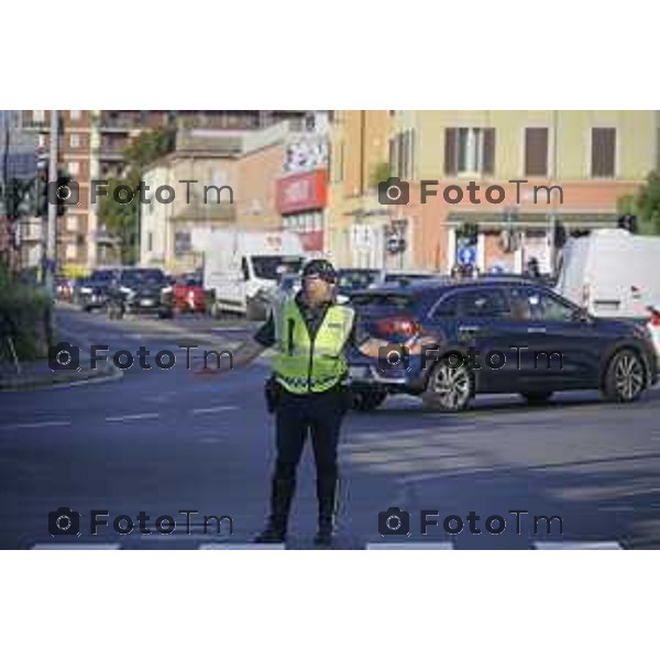 Bergamo 14 Settembre primo giorno di scuola con eBRT Incrocio Via San Giorgio Via Simoncini e ponte ferrovia per via Autostrada controllato dalla polizia locale 14 settembre 2026 cronaca Bergamo Italia Foto Tiziano Manzoni Lapresse