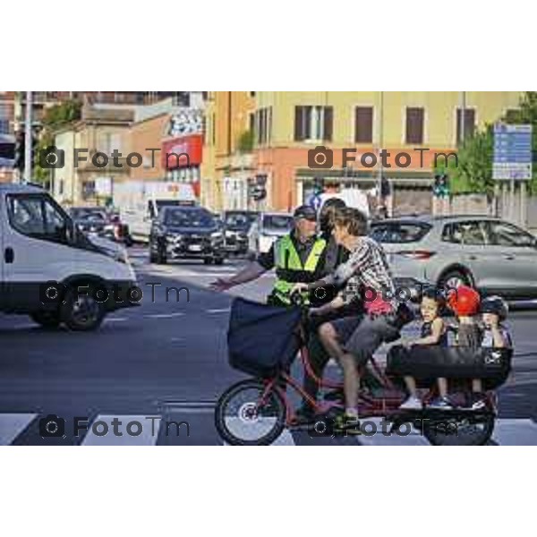 Bergamo 14 Settembre primo giorno di scuola con eBRT Incrocio Via San Giorgio Via Simoncini e ponte ferrovia per via Autostrada controllato dalla polizia locale 14 settembre 2026 cronaca Bergamo Italia Foto Tiziano Manzoni Lapresse