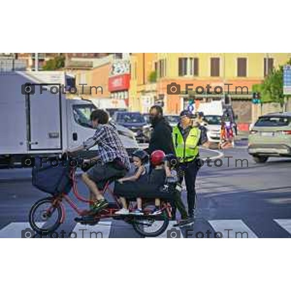 Bergamo 14 Settembre primo giorno di scuola con eBRT Incrocio Via San Giorgio Via Simoncini e ponte ferrovia per via Autostrada controllato dalla polizia locale 14 settembre 2026 cronaca Bergamo Italia Foto Tiziano Manzoni Lapresse