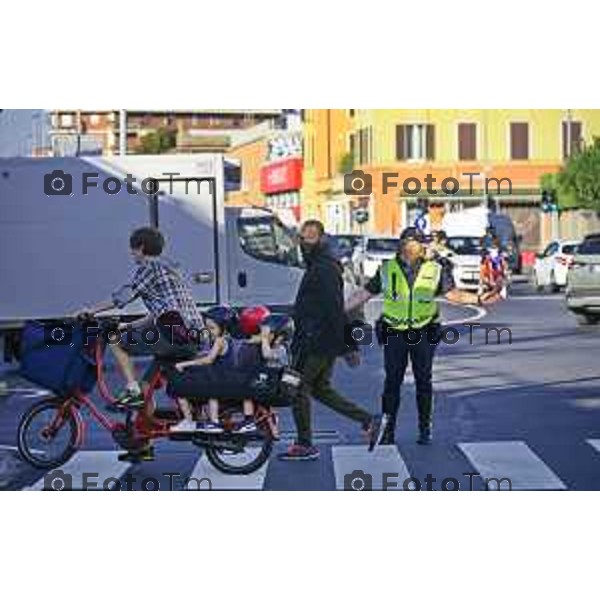 Bergamo 14 Settembre primo giorno di scuola con eBRT Incrocio Via San Giorgio Via Simoncini e ponte ferrovia per via Autostrada controllato dalla polizia locale 14 settembre 2026 cronaca Bergamo Italia Foto Tiziano Manzoni Lapresse