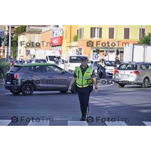 Bergamo 14 Settembre primo giorno di scuola con eBRT Incrocio Via San Giorgio Via Simoncini e ponte ferrovia per via Autostrada controllato dalla polizia locale 14 settembre 2026 cronaca Bergamo Italia Foto Tiziano Manzoni Lapresse