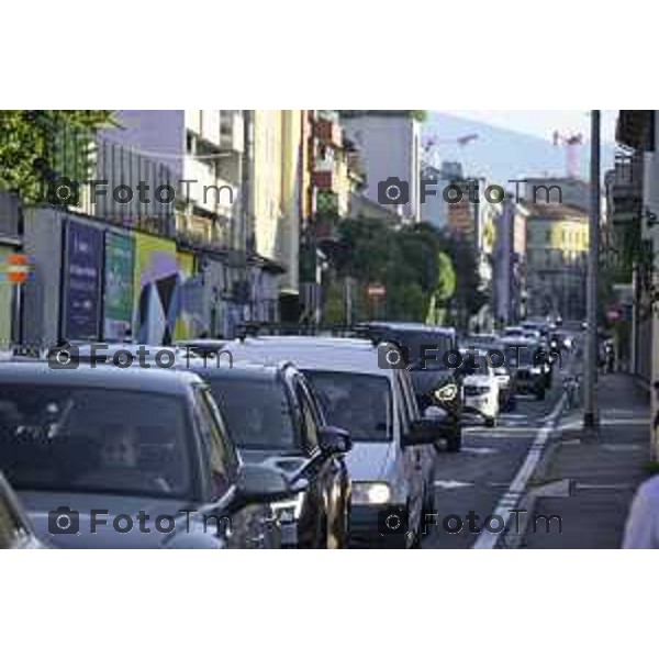 Bergamo 14 Settembre primo giorno di scuola con eBRT Incrocio Via San Giorgio Via Simoncini e ponte ferrovia per via Autostrada controllato dalla polizia locale 14 settembre 2026 cronaca Bergamo Italia Foto Tiziano Manzoni Lapresse