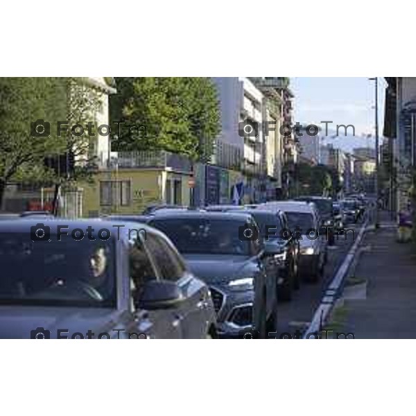 Bergamo 14 Settembre primo giorno di scuola con eBRT Incrocio Via San Giorgio Via Simoncini e ponte ferrovia per via Autostrada controllato dalla polizia locale 14 settembre 2026 cronaca Bergamo Italia Foto Tiziano Manzoni Lapresse