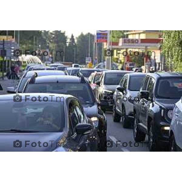 Bergamo 14 Settembre primo giorno di scuola con eBRT Incrocio Via San Giorgio Via Simoncini e ponte ferrovia per via Autostrada controllato dalla polizia locale 14 settembre 2026 cronaca Bergamo Italia Foto Tiziano Manzoni Lapresse
