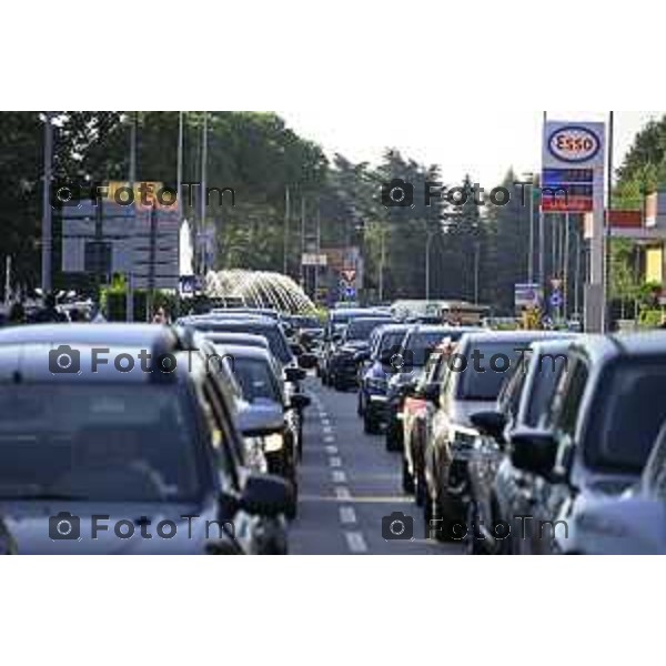Bergamo 14 Settembre primo giorno di scuola con eBRT Incrocio Via San Giorgio Via Simoncini e ponte ferrovia per via Autostrada controllato dalla polizia locale 14 settembre 2026 cronaca Bergamo Italia Foto Tiziano Manzoni Lapresse