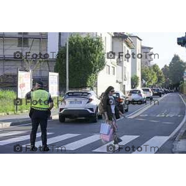 Bergamo 14 Settembre primo giorno di scuola con eBRT Incrocio Via San Giorgio Via Simoncini e ponte ferrovia per via Autostrada controllato dalla polizia locale 14 settembre 2026 cronaca Bergamo Italia Foto Tiziano Manzoni Lapresse