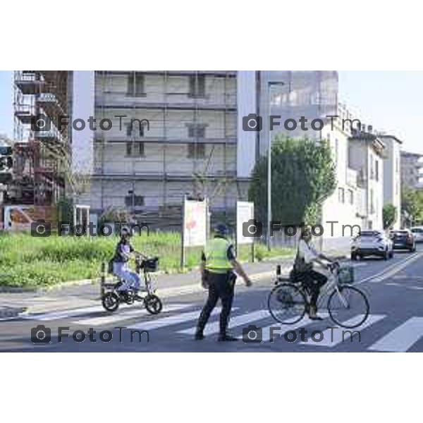Bergamo 14 Settembre primo giorno di scuola con eBRT Incrocio Via San Giorgio Via Simoncini e ponte ferrovia per via Autostrada controllato dalla polizia locale 14 settembre 2026 cronaca Bergamo Italia Foto Tiziano Manzoni Lapresse