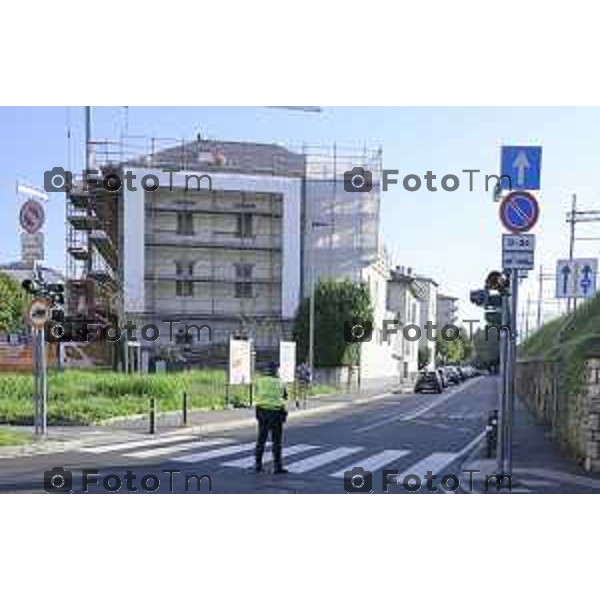 Bergamo 14 Settembre primo giorno di scuola con eBRT Incrocio Via San Giorgio Via Simoncini e ponte ferrovia per via Autostrada controllato dalla polizia locale 14 settembre 2026 cronaca Bergamo Italia Foto Tiziano Manzoni Lapresse