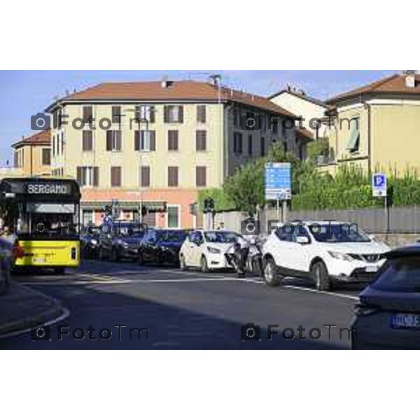 Bergamo 14 Settembre primo giorno di scuola con eBRT Incrocio Via San Giorgio Via Simoncini e ponte ferrovia per via Autostrada controllato dalla polizia locale 14 settembre 2026 cronaca Bergamo Italia Foto Tiziano Manzoni Lapresse