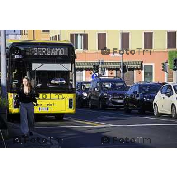 Bergamo 14 Settembre primo giorno di scuola con eBRT Incrocio Via San Giorgio Via Simoncini e ponte ferrovia per via Autostrada controllato dalla polizia locale 14 settembre 2026 cronaca Bergamo Italia Foto Tiziano Manzoni Lapresse