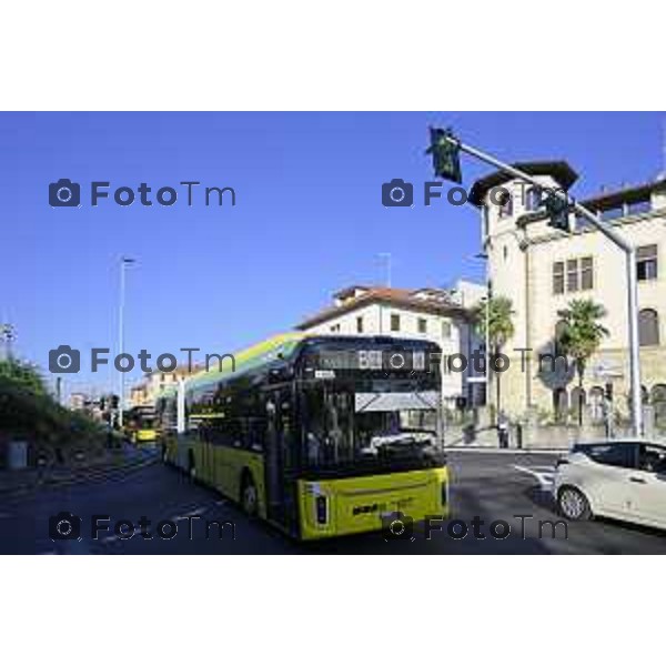 Bergamo 14 Settembre primo giorno di scuola con eBRT Incrocio Via San Giorgio Via Simoncini e ponte ferrovia per via Autostrada controllato dalla polizia locale 14 settembre 2026 cronaca Bergamo Italia Foto Tiziano Manzoni Lapresse