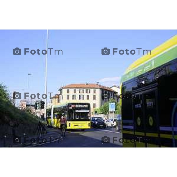 Bergamo 14 Settembre primo giorno di scuola con eBRT Incrocio Via San Giorgio Via Simoncini e ponte ferrovia per via Autostrada controllato dalla polizia locale 14 settembre 2026 cronaca Bergamo Italia Foto Tiziano Manzoni Lapresse