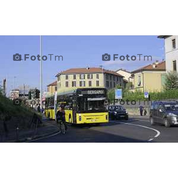 Bergamo 14 Settembre primo giorno di scuola con eBRT Incrocio Via San Giorgio Via Simoncini e ponte ferrovia per via Autostrada controllato dalla polizia locale 14 settembre 2026 cronaca Bergamo Italia Foto Tiziano Manzoni Lapresse