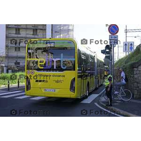 Bergamo 14 Settembre primo giorno di scuola con eBRT Incrocio Via San Giorgio Via Simoncini e ponte ferrovia per via Autostrada controllato dalla polizia locale 14 settembre 2026 cronaca Bergamo Italia Foto Tiziano Manzoni Lapresse