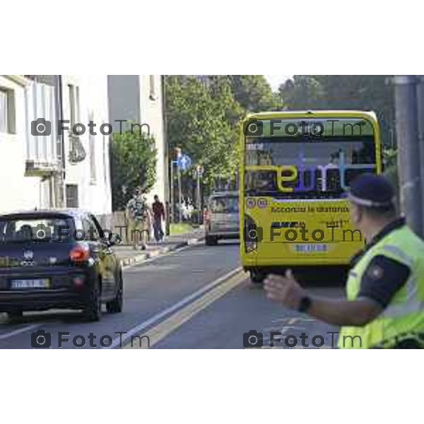 Bergamo 14 Settembre primo giorno di scuola con eBRT Incrocio Via San Giorgio Via Simoncini e ponte ferrovia per via Autostrada controllato dalla polizia locale 14 settembre 2026 cronaca Bergamo Italia Foto Tiziano Manzoni Lapresse