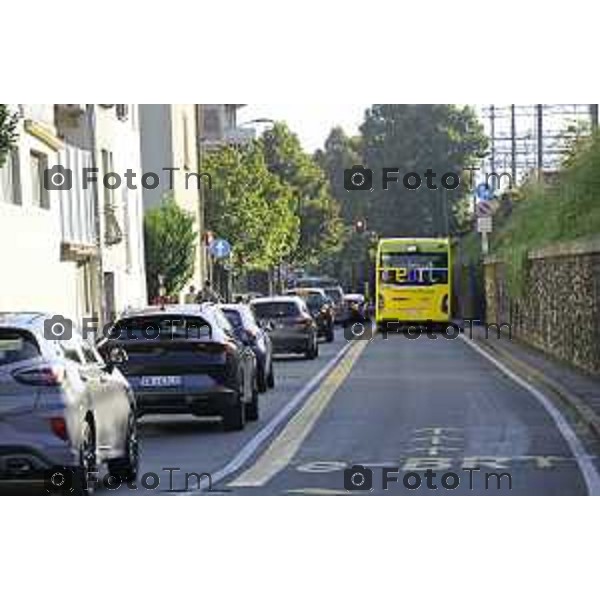 Bergamo 14 Settembre primo giorno di scuola con eBRT Incrocio Via San Giorgio Via Simoncini e ponte ferrovia per via Autostrada controllato dalla polizia locale 14 settembre 2026 cronaca Bergamo Italia Foto Tiziano Manzoni Lapresse