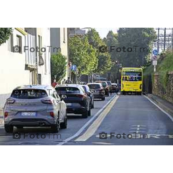 Bergamo 14 Settembre primo giorno di scuola con eBRT Incrocio Via San Giorgio Via Simoncini e ponte ferrovia per via Autostrada controllato dalla polizia locale 14 settembre 2026 cronaca Bergamo Italia Foto Tiziano Manzoni Lapresse