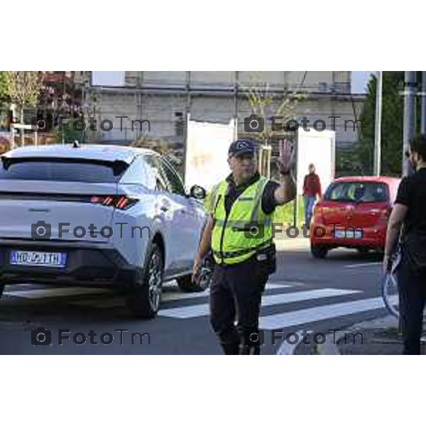 Bergamo 14 Settembre primo giorno di scuola con eBRT Incrocio Via San Giorgio Via Simoncini e ponte ferrovia per via Autostrada controllato dalla polizia locale 14 settembre 2026 cronaca Bergamo Italia Foto Tiziano Manzoni Lapresse