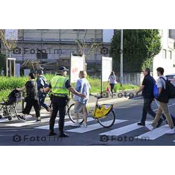 Bergamo 14 Settembre primo giorno di scuola con eBRT Incrocio Via San Giorgio Via Simoncini e ponte ferrovia per via Autostrada controllato dalla polizia locale 14 settembre 2026 cronaca Bergamo Italia Foto Tiziano Manzoni Lapresse