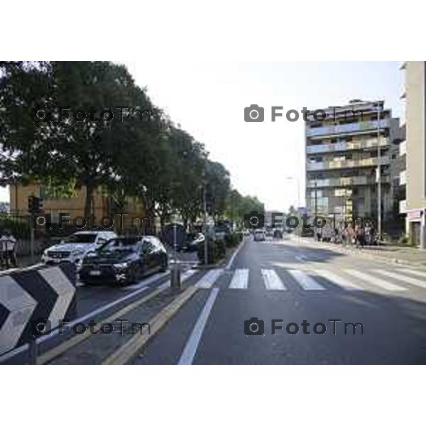 Bergamo 14 Settembre primo giorno di scuola con eBRT Via Gavazzeni polizia locale controlli code 14 settembre 2026 cronaca Bergamo Italia Foto Tiziano Manzoni Lapresse