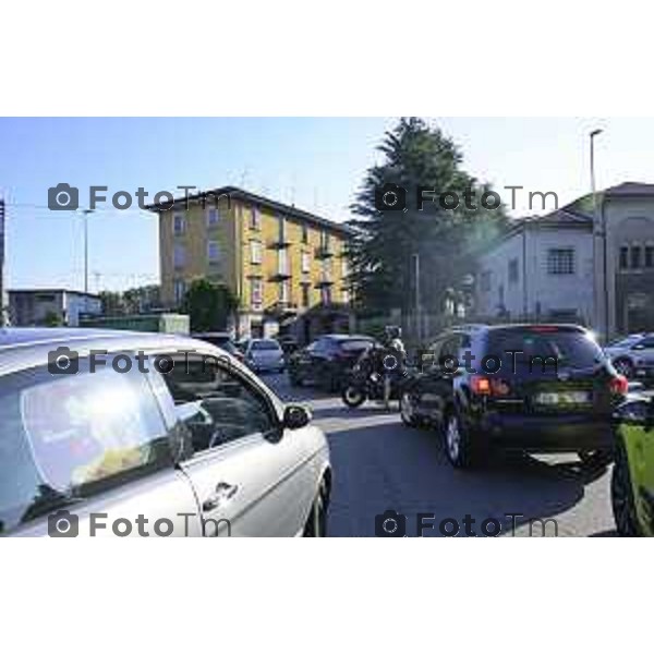 Bergamo 14 Settembre primo giorno di scuola con eBRT Via Gavazzeni polizia locale controlli code 14 settembre 2026 cronaca Bergamo Italia Foto Tiziano Manzoni Lapresse
