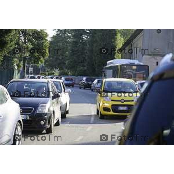 Bergamo 14 Settembre primo giorno di scuola con eBRT Via Gavazzeni polizia locale controlli code 14 settembre 2026 cronaca Bergamo Italia Foto Tiziano Manzoni Lapresse