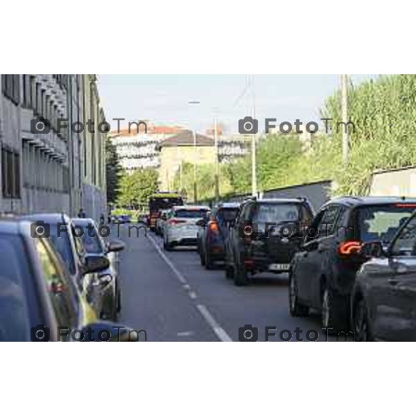 Bergamo 14 Settembre primo giorno di scuola con eBRT Via Gavazzeni polizia locale controlli code 14 settembre 2026 cronaca Bergamo Italia Foto Tiziano Manzoni Lapresse