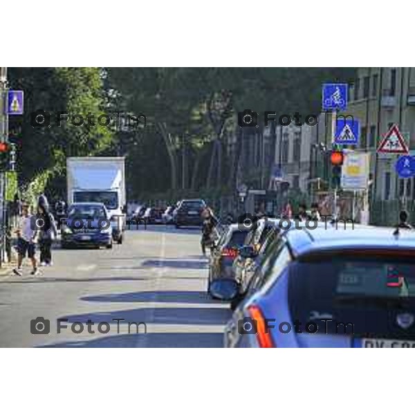 Bergamo 14 Settembre primo giorno di scuola con eBRT Via Gavazzeni polizia locale controlli code 14 settembre 2026 cronaca Bergamo Italia Foto Tiziano Manzoni Lapresse