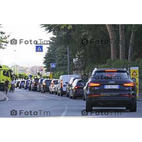 Bergamo 14 Settembre primo giorno di scuola con eBRT Via Gavazzeni polizia locale controlli code 14 settembre 2026 cronaca Bergamo Italia Foto Tiziano Manzoni Lapresse