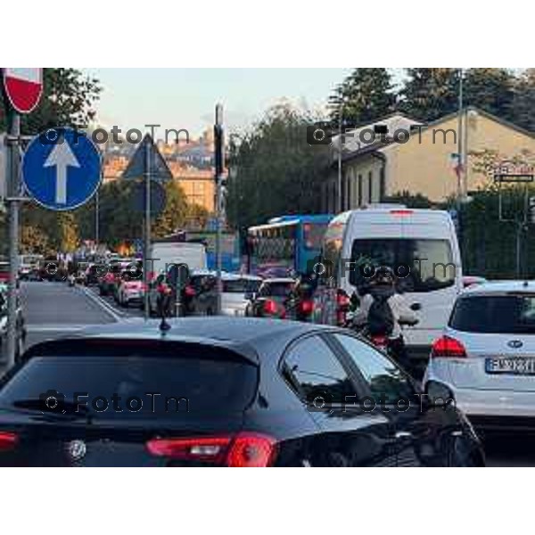 Bergamo 14 Settembre primo giorno di scuola con eBRT 525 Via Zanica 14 settembre 2026 cronaca Bergamo Italia Foto Tiziano Manzoni Lapresse