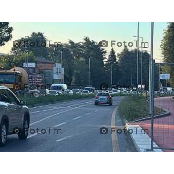Bergamo 14 Settembre primo giorno di scuola con eBRT 525 Via Zanica 14 settembre 2026 cronaca Bergamo Italia Foto Tiziano Manzoni Lapresse
