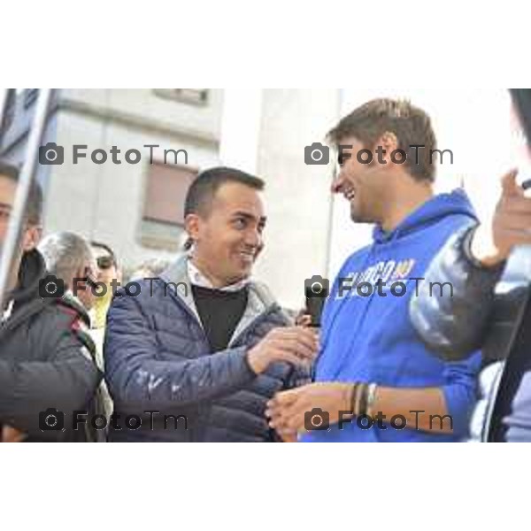 Bergamo Di Battista e Di Maio movimento 5 stelle a per iovotono nella foto tanta gente in piazza liberta per i big 5 stelle