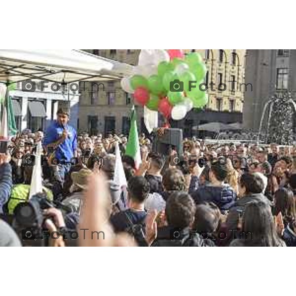 Bergamo Di Battista e Di Maio movimento 5 stelle a per iovotono nella foto Alessandro Di Battista movimento 5 stelle