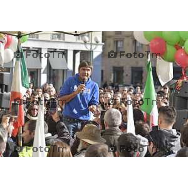 Bergamo Di Battista e Di Maio movimento 5 stelle a per iovotono nella foto Alessandro Di Battista movimento 5 stelle
