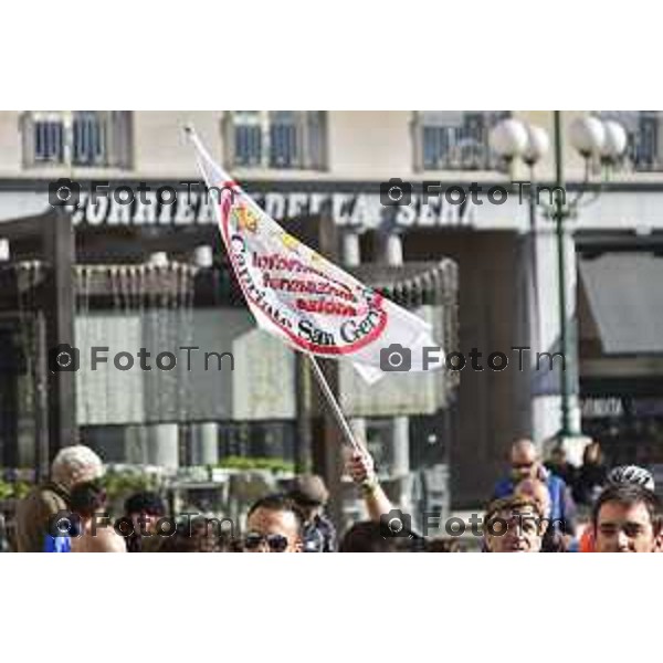 Bergamo Di Battista e Di Maio movimento 5 stelle a per iovotono nella foto tanta gente in piazza liberta per i big 5 stelle