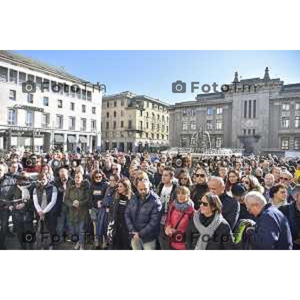 Bergamo Di Battista e Di Maio movimento 5 stelle a per iovotono nella foto tanta gente in piazza liberta per i big 5 stelle