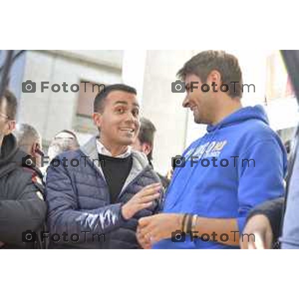 Bergamo Di Battista e Di Maio movimento 5 stelle a per iovotono nella foto tanta gente in piazza liberta per i big 5 stelle