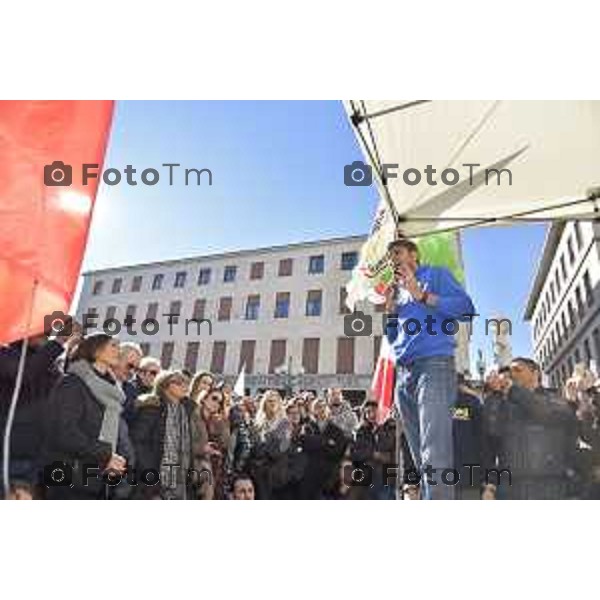 Bergamo Di Battista e Di Maio movimento 5 stelle a per iovotono nella foto