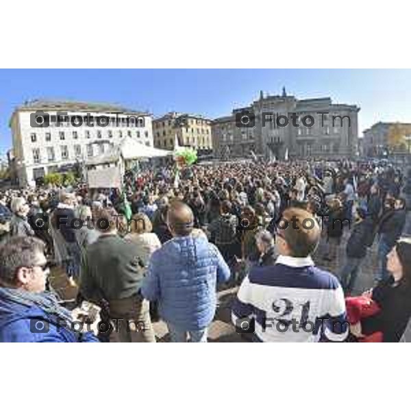 Bergamo Di Battista e Di Maio movimento 5 stelle a per iovotono nella foto tanta gente in piazza liberta per i big 5 stelle