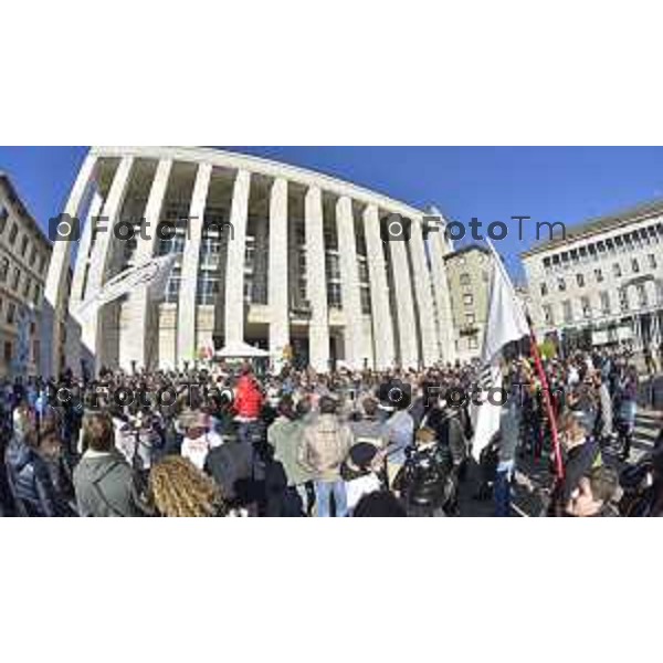 Bergamo Di Battista e Di Maio movimento 5 stelle a per iovotono nella foto tanta gente in piazza liberta per i big 5 stelle