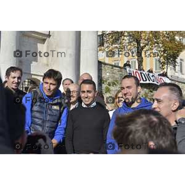 Bergamo Di Battista e Di Maio movimento 5 stelle a per iovotono nella foto Alessandro Di Battista movimento 5 stelle