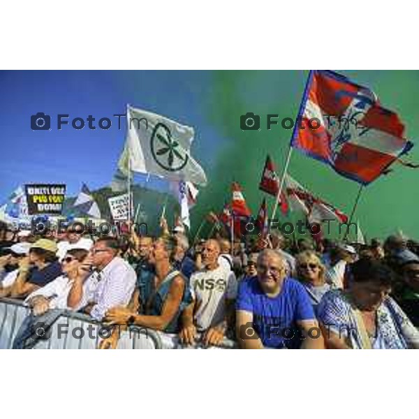 Bergamo Prato di Pontida raduno Leghista cartelli pro Salvini 20 settembre 2026 Bg Italia Foto Tiziano Manzoni Lapresse