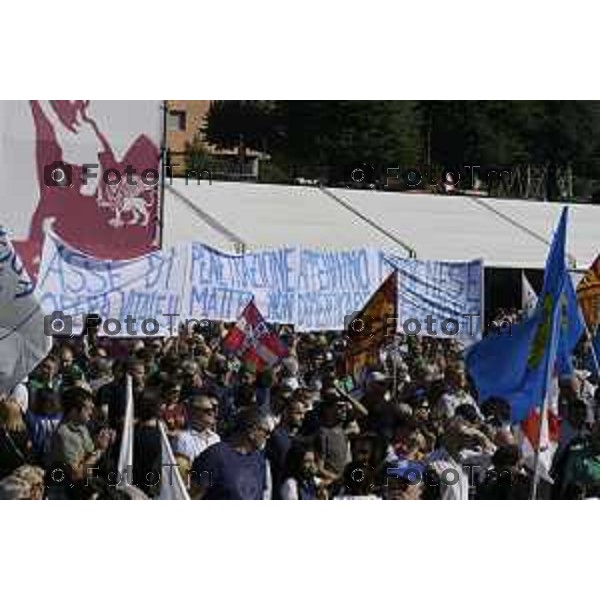 Bergamo Prato di Pontida raduno Leghista striscione per il ministro Salvini 20 settembre 2026 Bg Italia Foto Tiziano Manzoni Lapresse