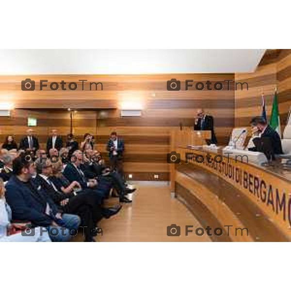 Bergamo, 21 settembre 2026 - l’Università degli studi di Bergamo ospita Vittorio Pisani, Capo della Polizia e Direttore Generale della Pubblica Sicurezza, per una lectio magistralis dedicata a “Sicurezza e innovazione digitale: le sfide del futuro”. L\'incontro è stato aperto dai saluti istituzionali del magnifico rettore Prof. Sergio Cavalieri. A fine dell\'incontro è stato firmato protocollo d\'intesa per la collaborazione tra università e ministero dell\'Interno.