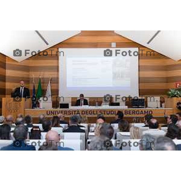 Bergamo, 21 settembre 2026 - l’Università degli studi di Bergamo ospita Vittorio Pisani, Capo della Polizia e Direttore Generale della Pubblica Sicurezza, per una lectio magistralis dedicata a “Sicurezza e innovazione digitale: le sfide del futuro”. L\'incontro è stato aperto dai saluti istituzionali del magnifico rettore Prof. Sergio Cavalieri. A fine dell\'incontro è stato firmato protocollo d\'intesa per la collaborazione tra università e ministero dell\'Interno.