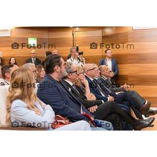 Bergamo, 21 settembre 2026 - l’Università degli studi di Bergamo ospita Vittorio Pisani, Capo della Polizia e Direttore Generale della Pubblica Sicurezza, per una lectio magistralis dedicata a “Sicurezza e innovazione digitale: le sfide del futuro”. L\'incontro è stato aperto dai saluti istituzionali del magnifico rettore Prof. Sergio Cavalieri. A fine dell\'incontro è stato firmato protocollo d\'intesa per la collaborazione tra università e ministero dell\'Interno.